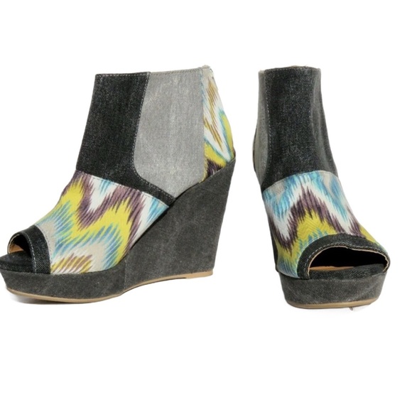 QUPID Ikat Print Ankle Bootie Wedge - Picture 1 of 9